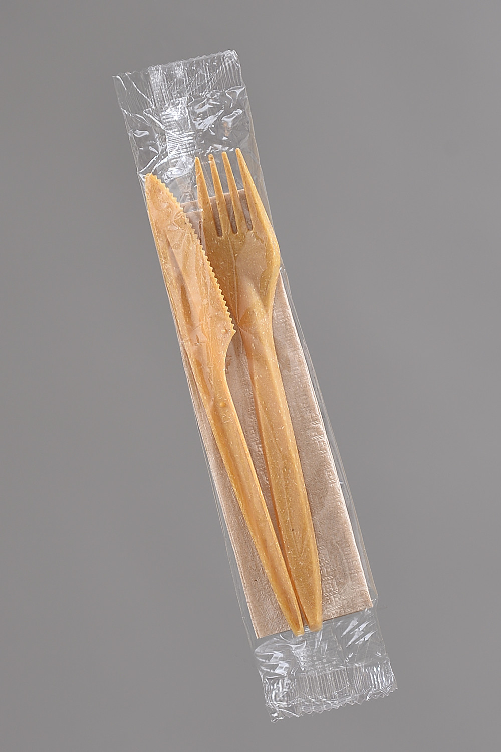 Zestaw sztućców widelec +nóż + serwetka WPC w folijce